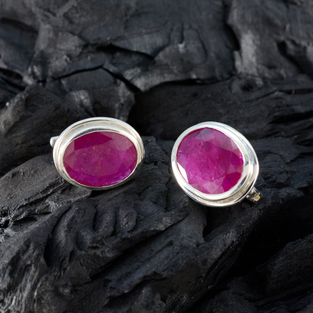 Wen Red Dainty Solitaire Stud Earring