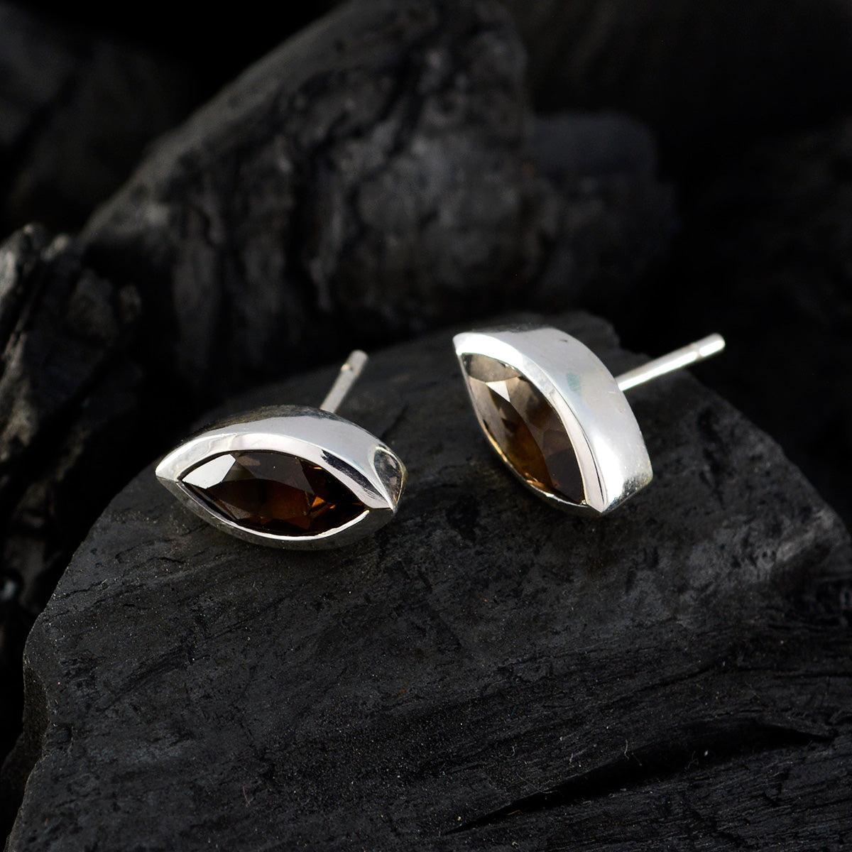 Lorena Brown Elegant Solitaire Stud Earring