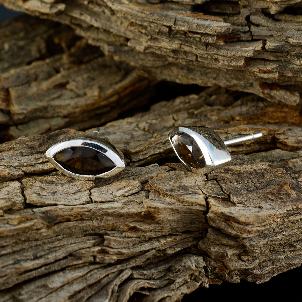 Lorena Brown Elegant Solitaire Stud Earring