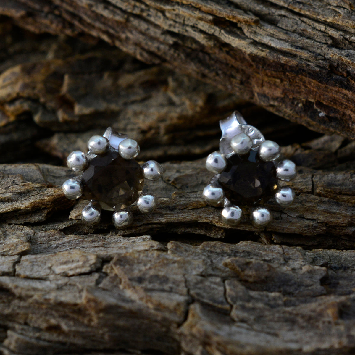 Isadora Brown Elegant Solitaire Stud Earring