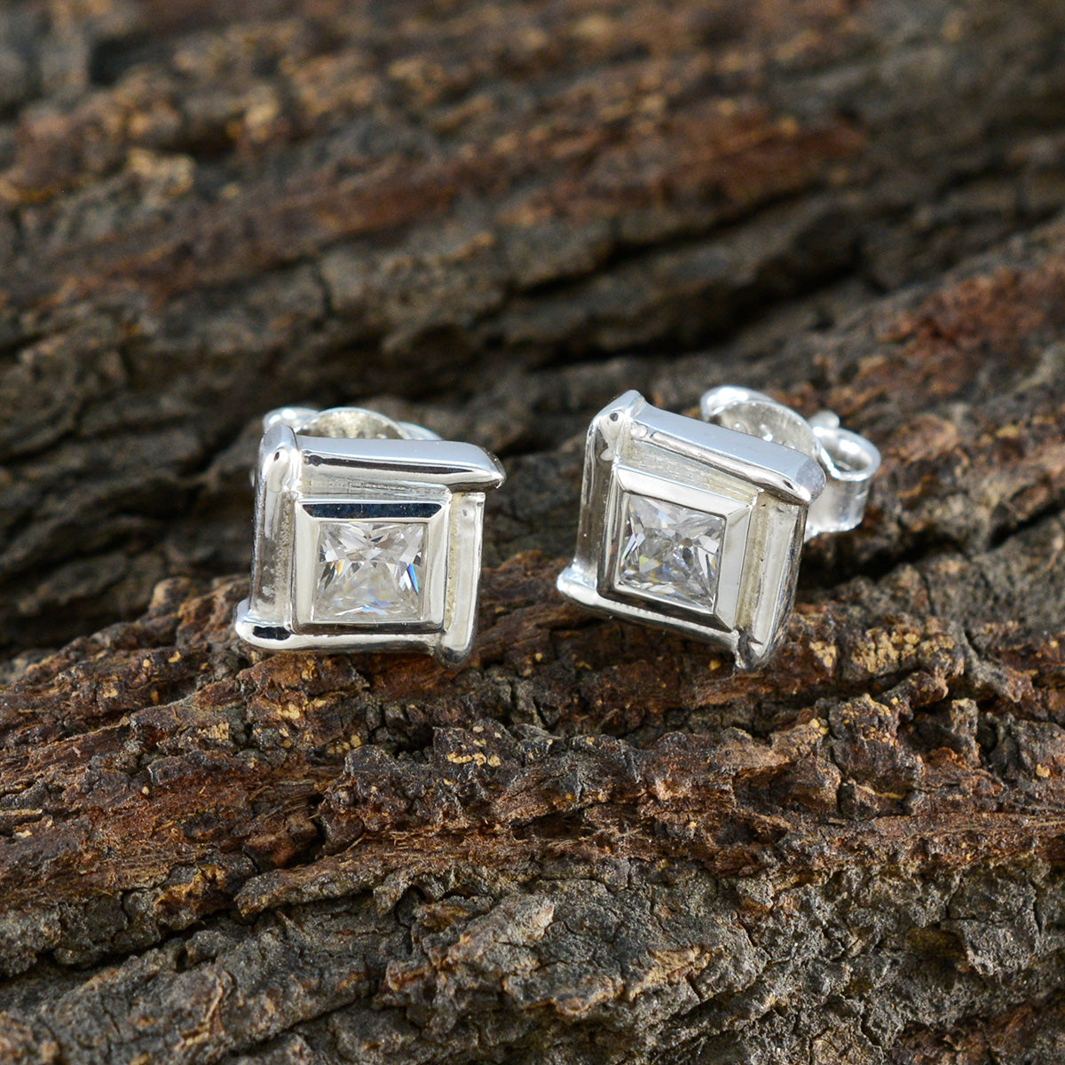 Bruna White Delicate Solitaire Stud Earring