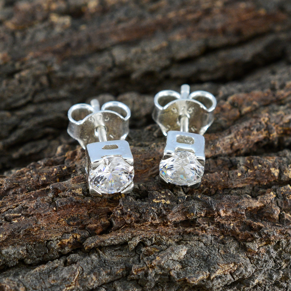 Carla White Elegant Solitaire Stud Earring