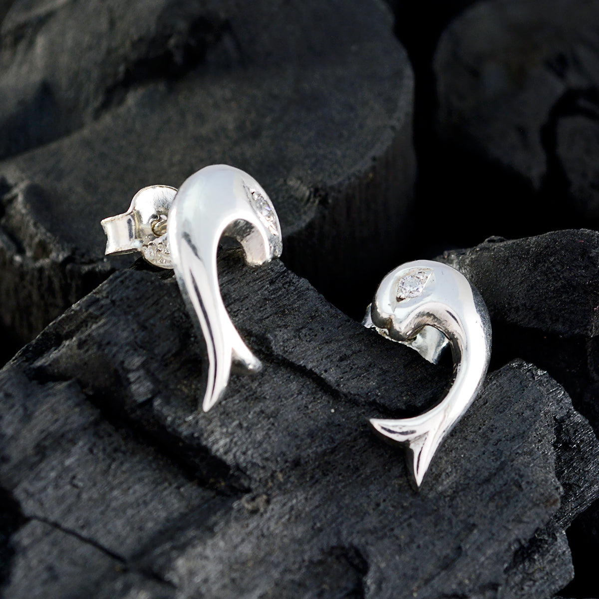 Inès White Elegant Solitaire Stud Earring
