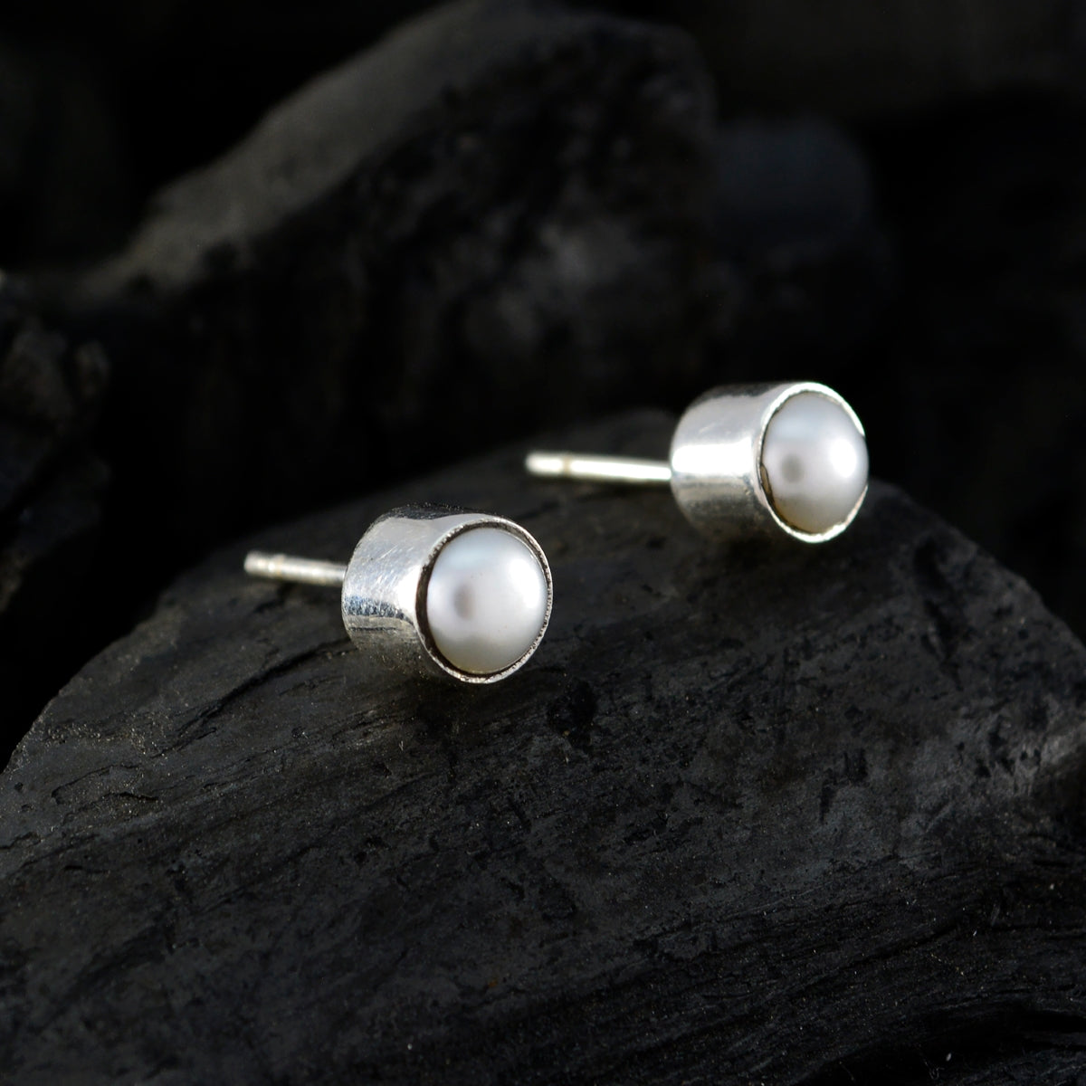 Lili White Elegant Solitaire Stud Earring