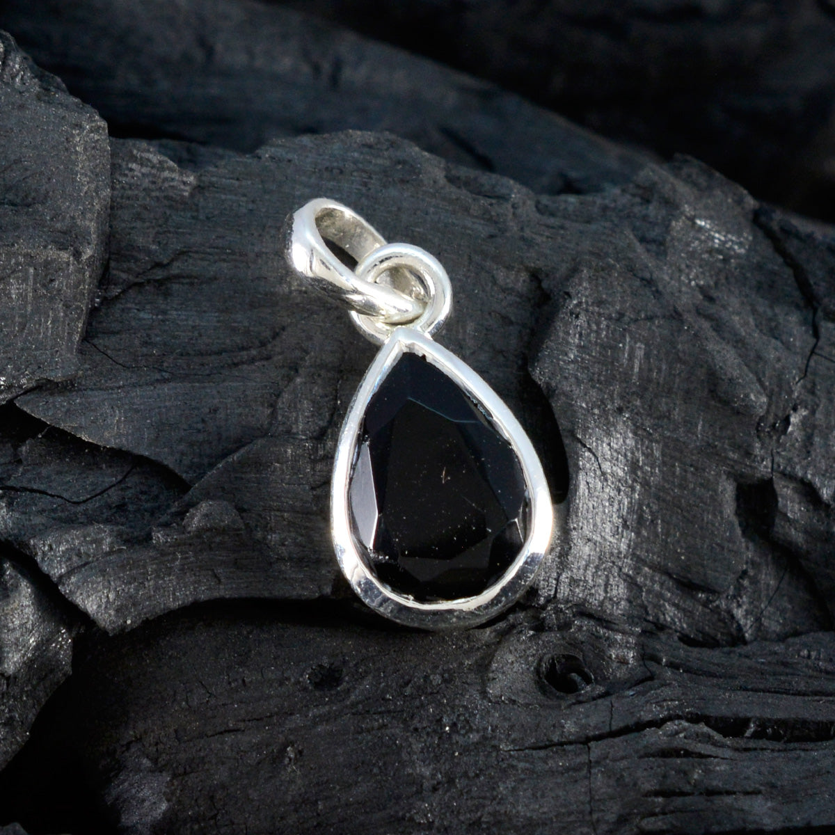 Min-seo Black Armor Elegant Pendant