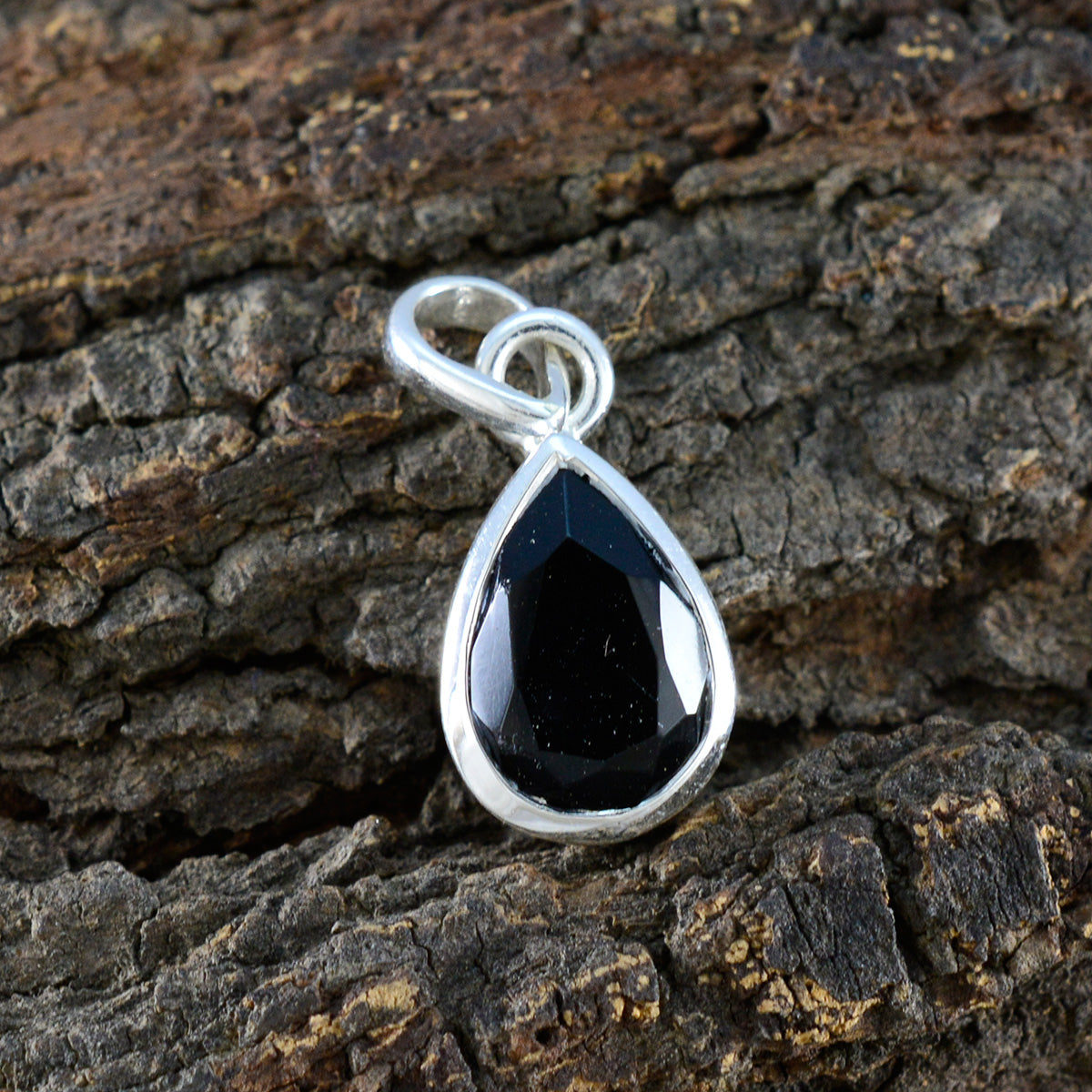 Min-seo Black Armor Elegant Pendant