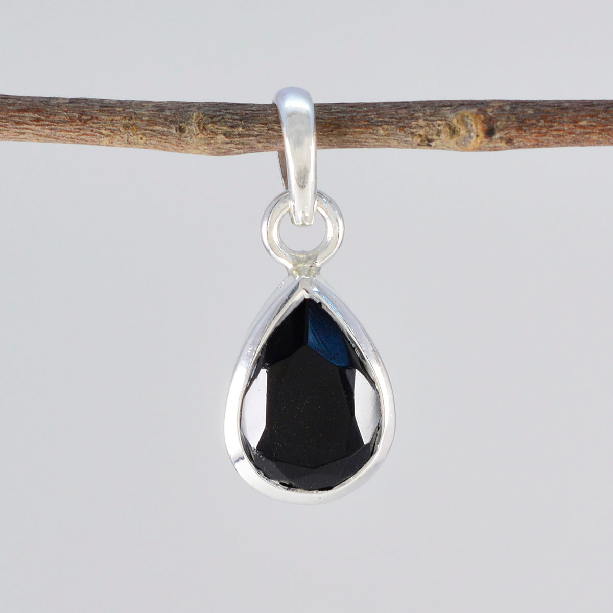 Min-seo Black Armor Elegant Pendant