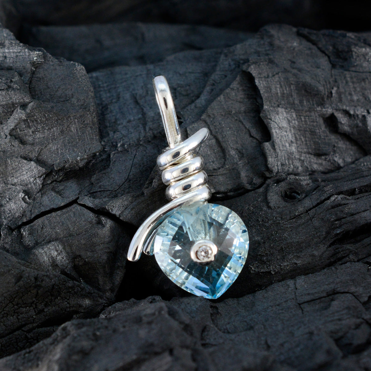 Yasmine Blue Luxurious Dainty Pendant