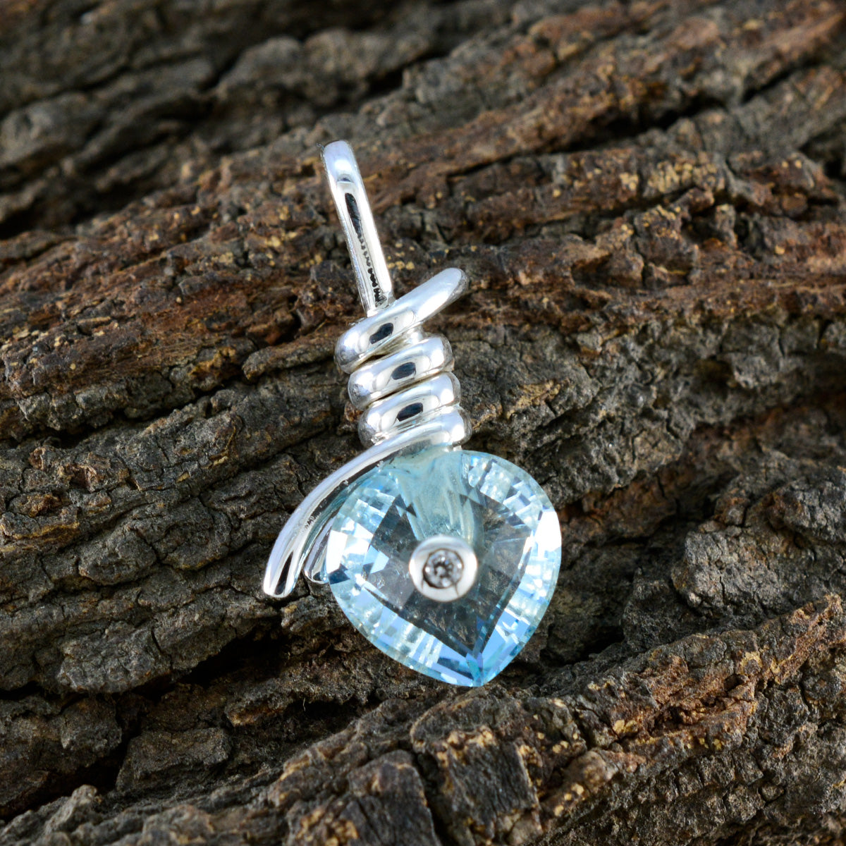 Yasmine Blue Luxurious Dainty Pendant