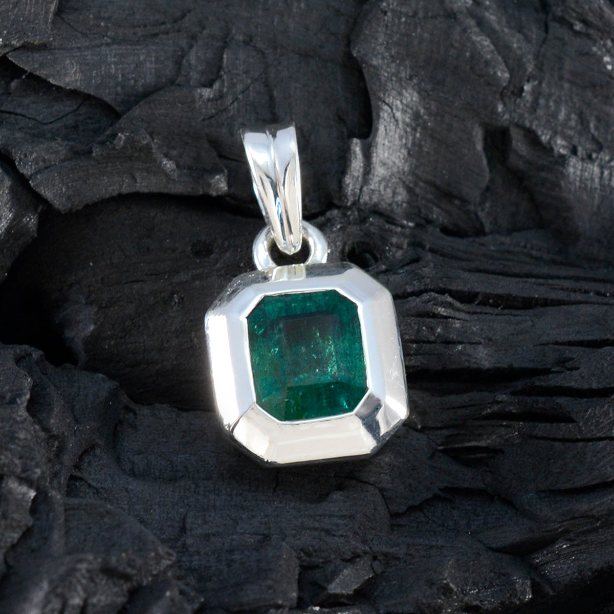 Zoey Green propsel Dainty Pendant