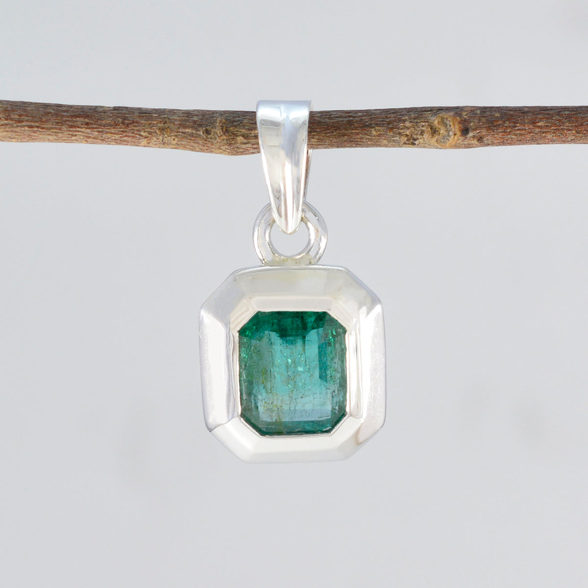 Zoey Green propsel Dainty Pendant