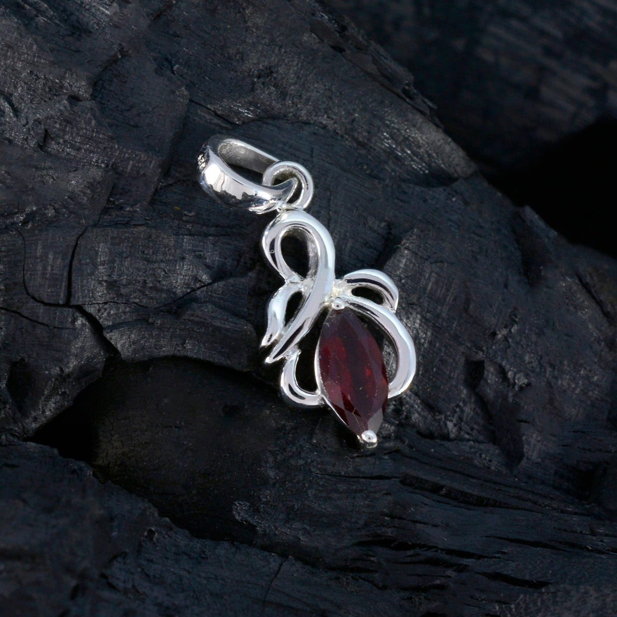 Daniela Red propsel Whisper-thin Pendant