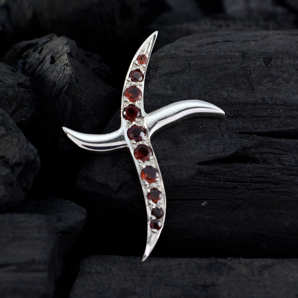 Ángeles Red Armor Dainty Pendant