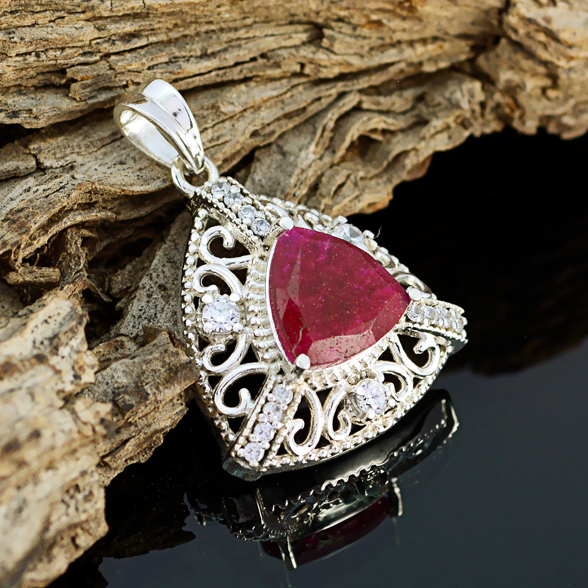 Putri Red Rope-Wire Eye-catching Pendant
