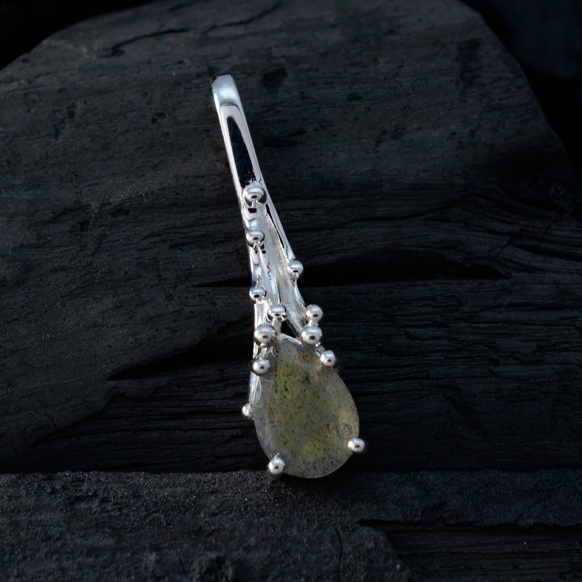 Ángeles Grey Luxurious Delicate Pendant