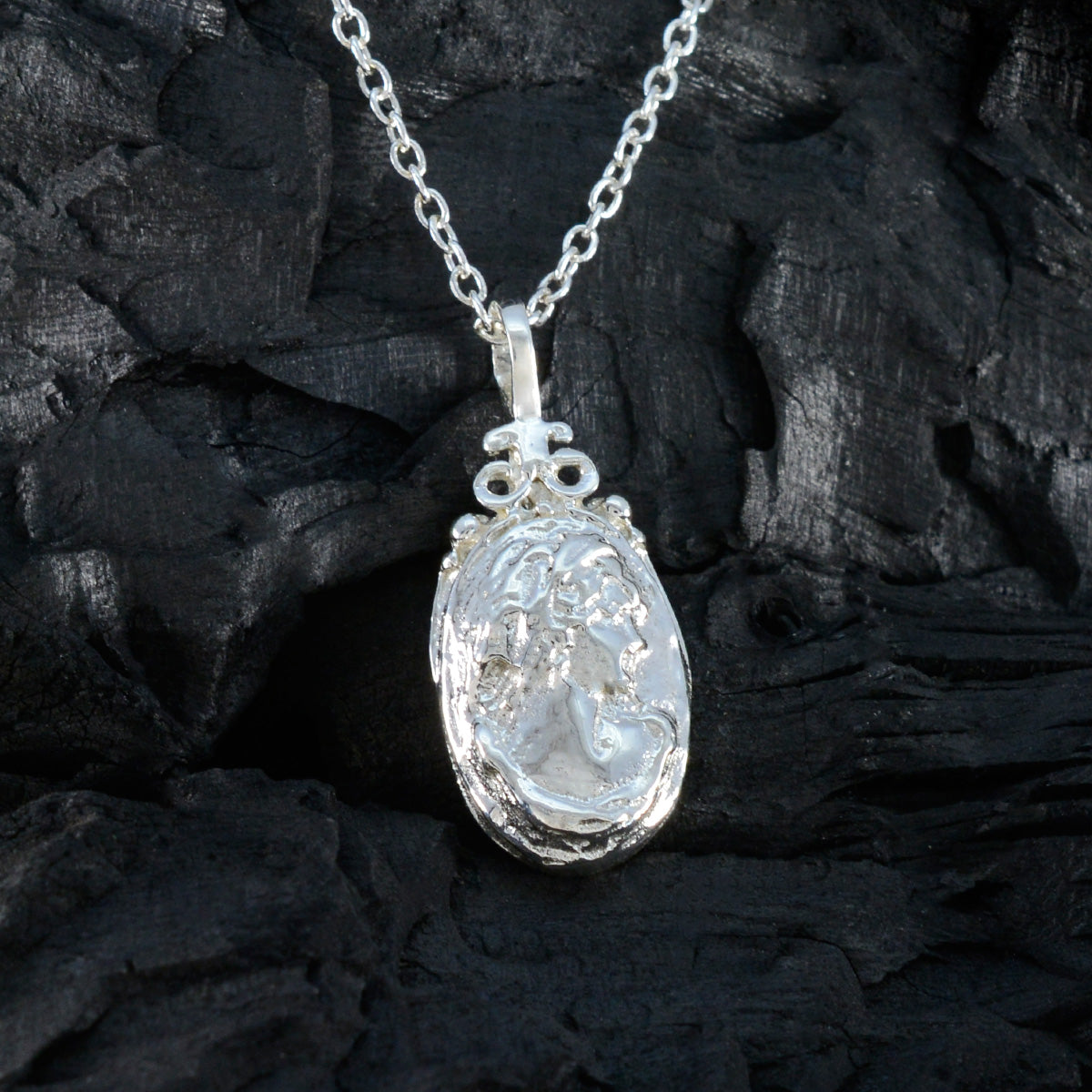 Zoey Plain Luxurious Dainty Pendant