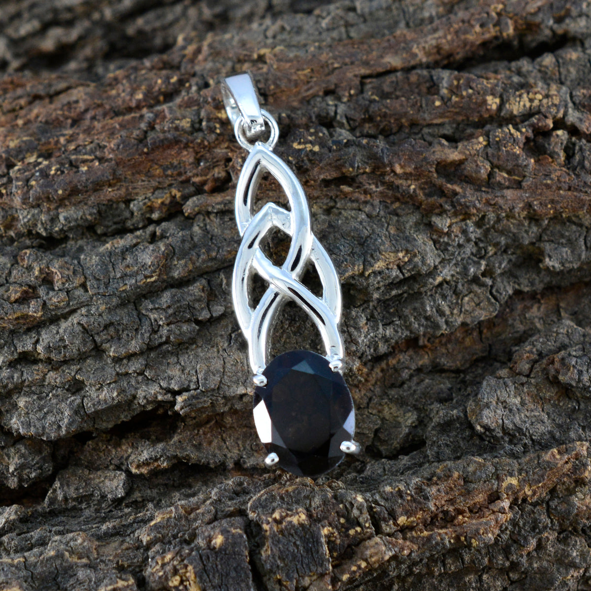 Rosa Brown Claddagh Delicate Pendant