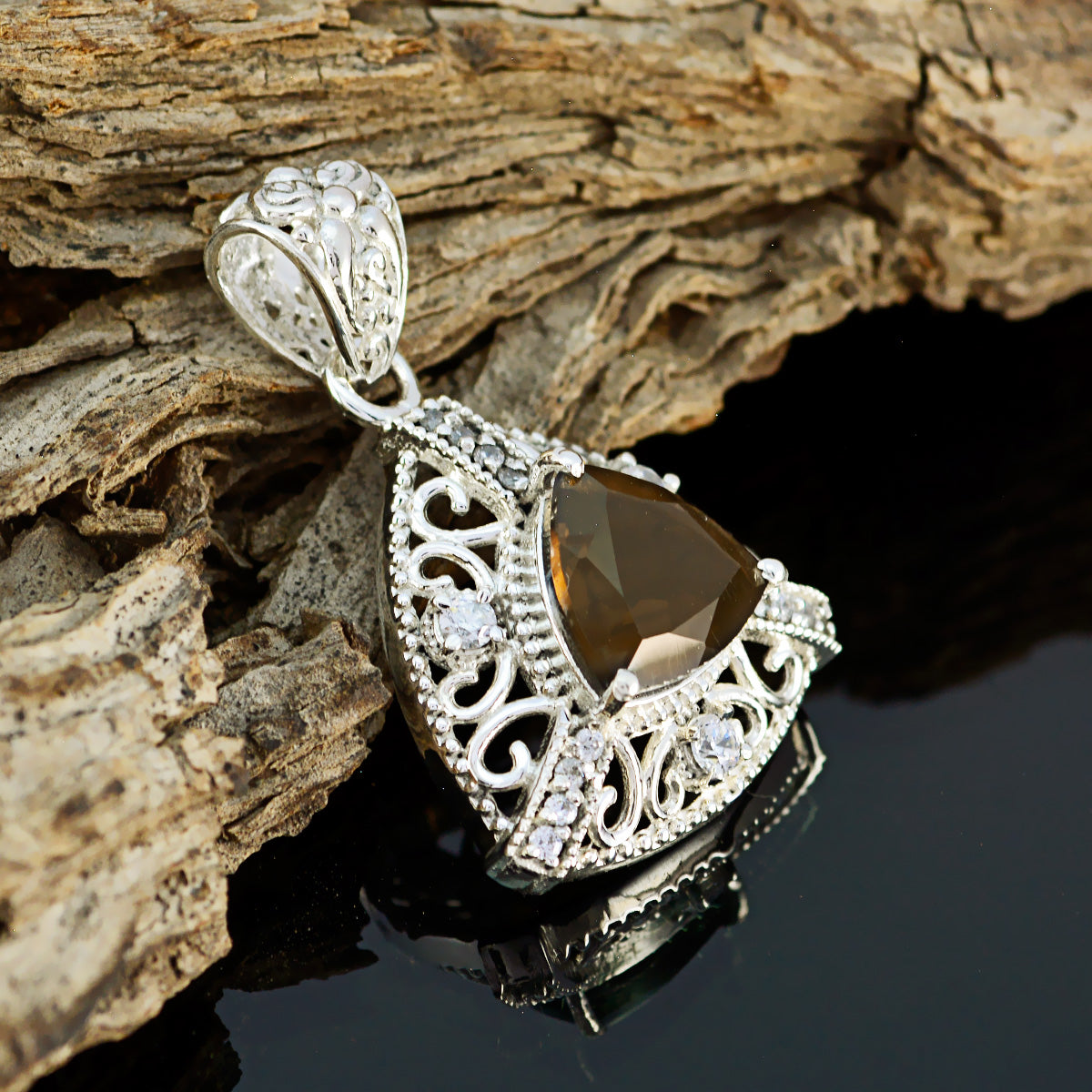 Clara Brown Rope-Wire Eye-catching Pendant