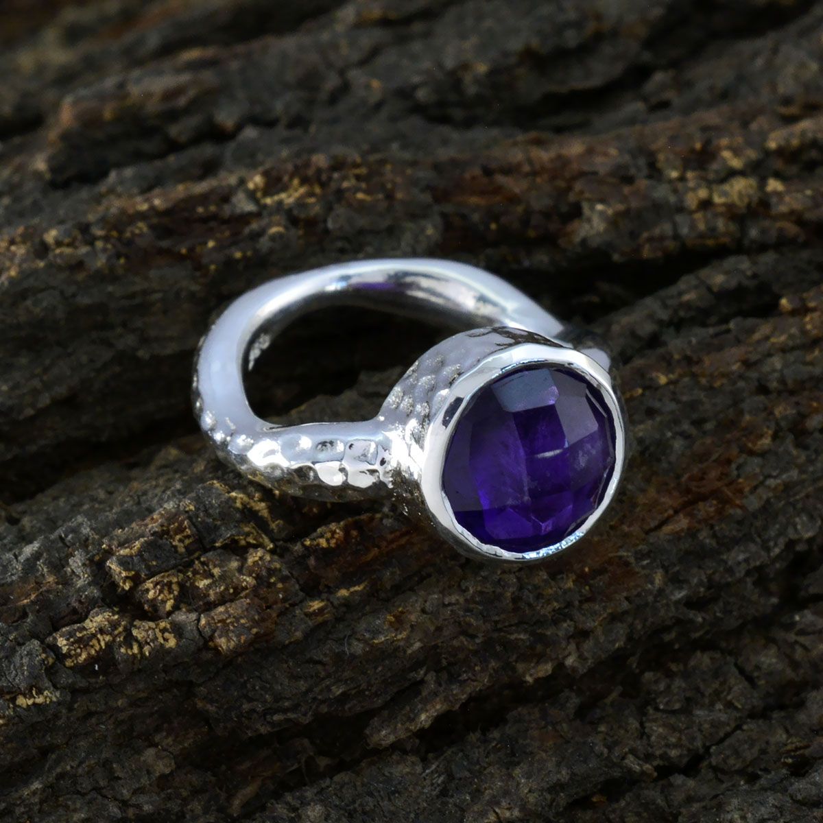Agustina Luxurious Purple Solitaire Ring