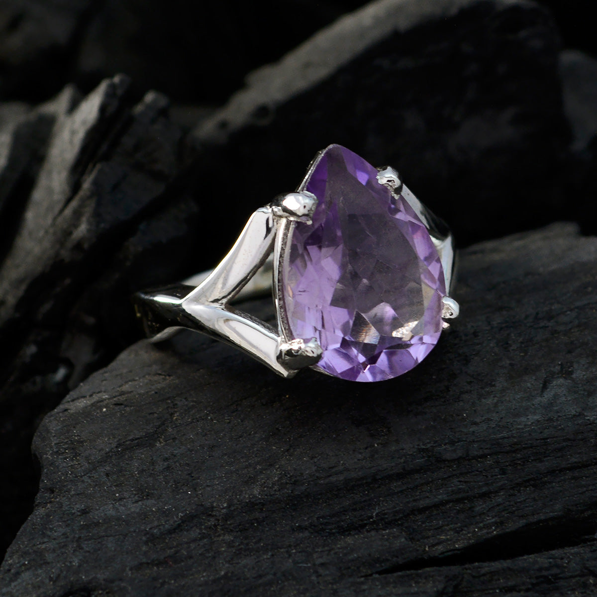 Penelope propsel Purple Solitaire Ring