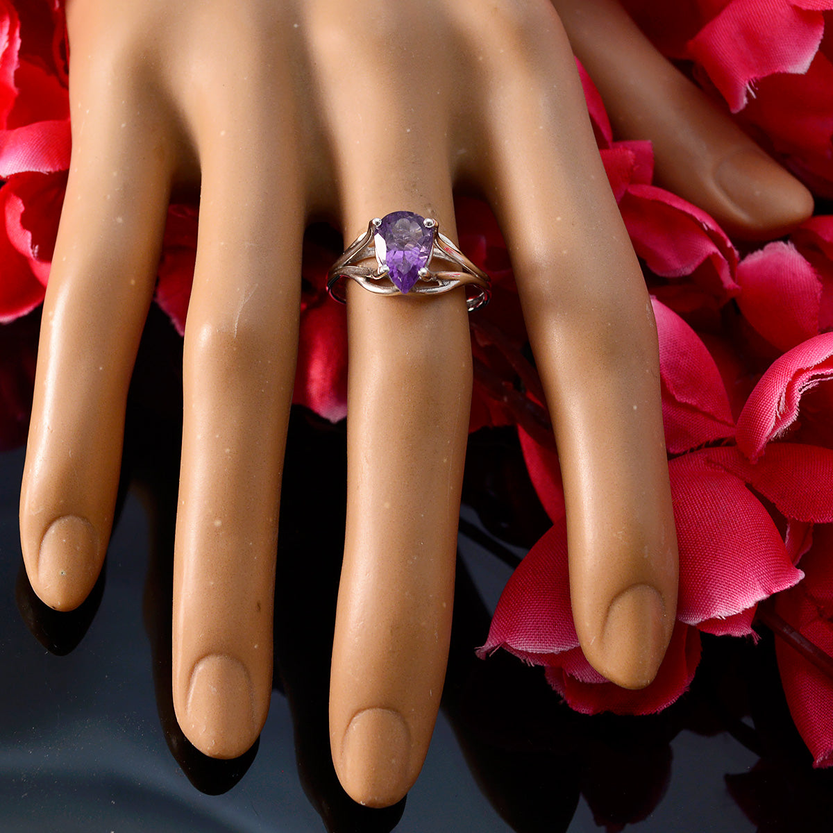 Seo-yeon Romantic Purple Solitaire Ring