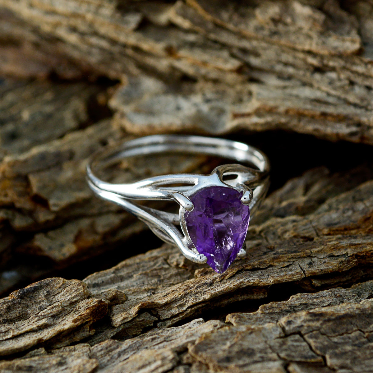 Seo-yeon Romantic Purple Solitaire Ring
