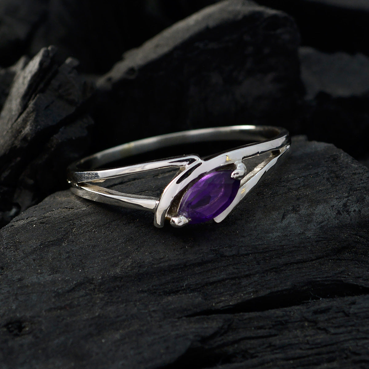 Hua Trendy Purple Solitaire Ring