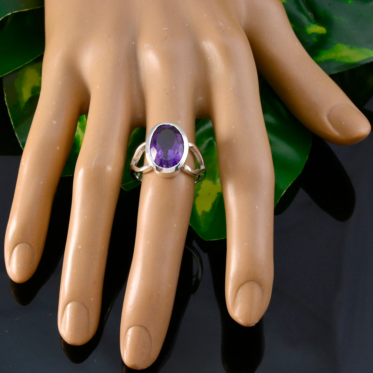 Ángeles Sophisticated Purple Solitaire Ring
