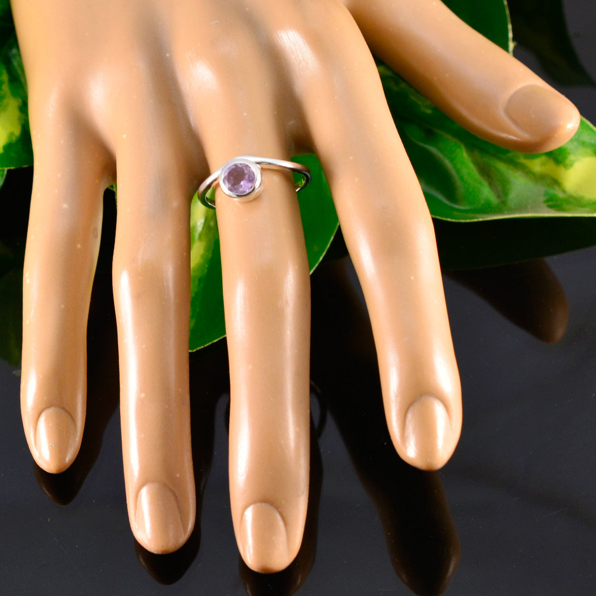 Jiwoo Romantic Purple Solitaire Ring