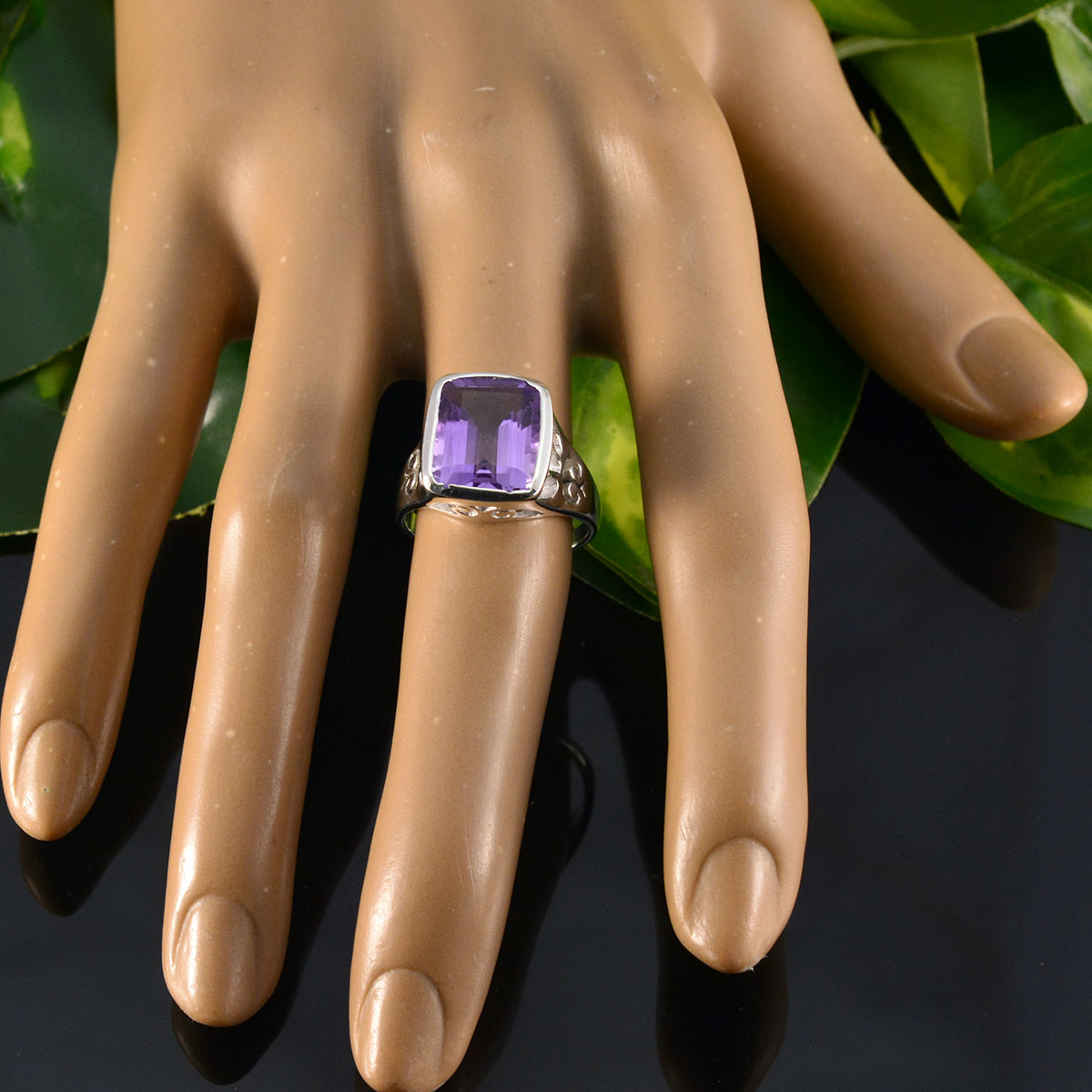 Victoria Glamorous Purple Solitaire Ring