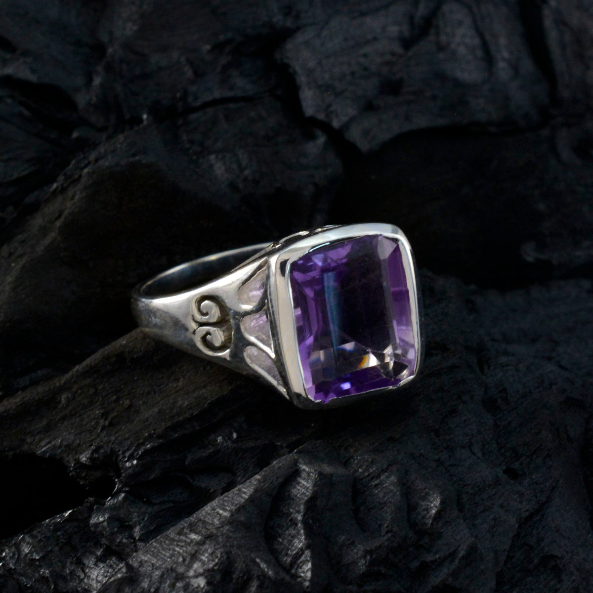 Victoria Glamorous Purple Solitaire Ring
