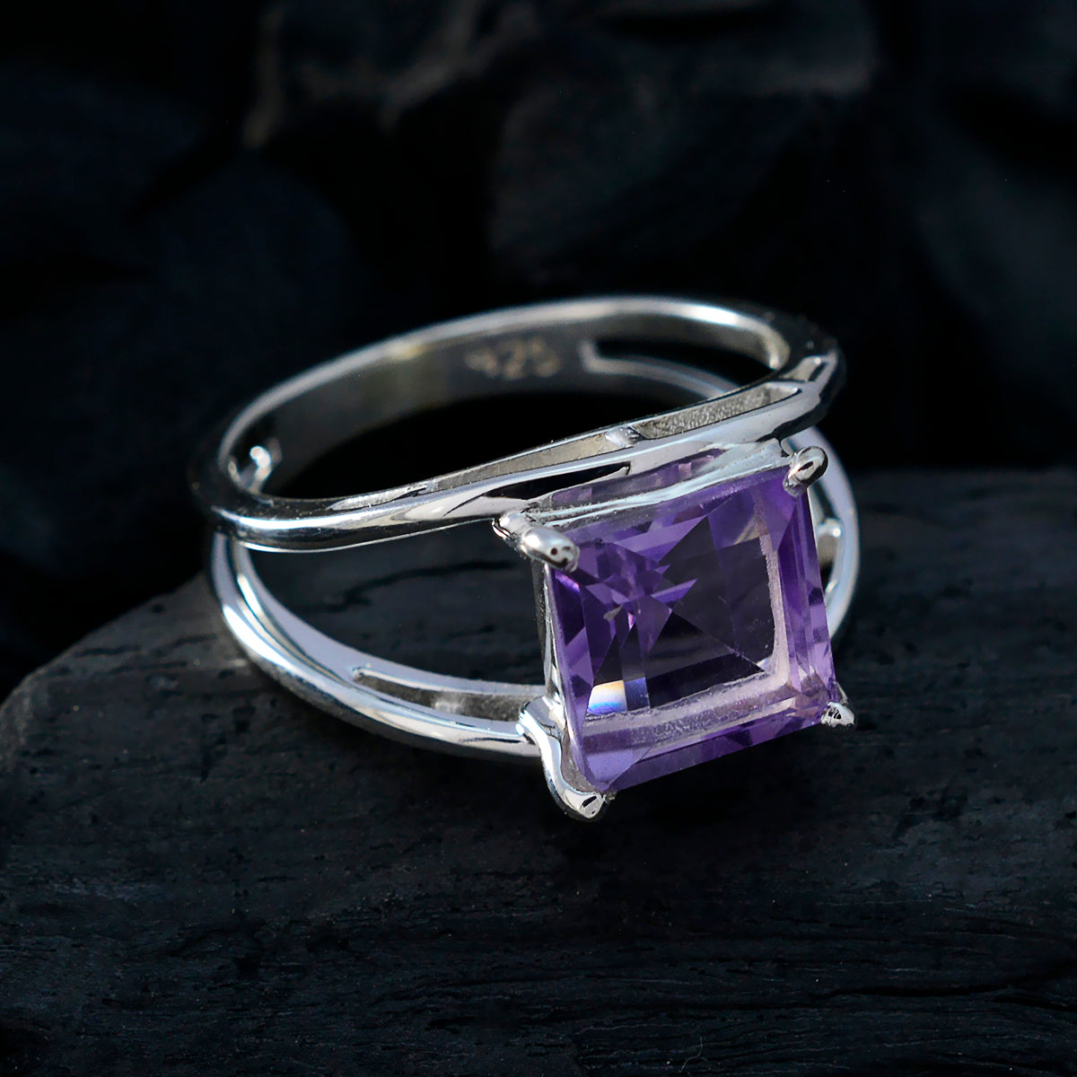Alice Glamorous Purple Solitaire Ring