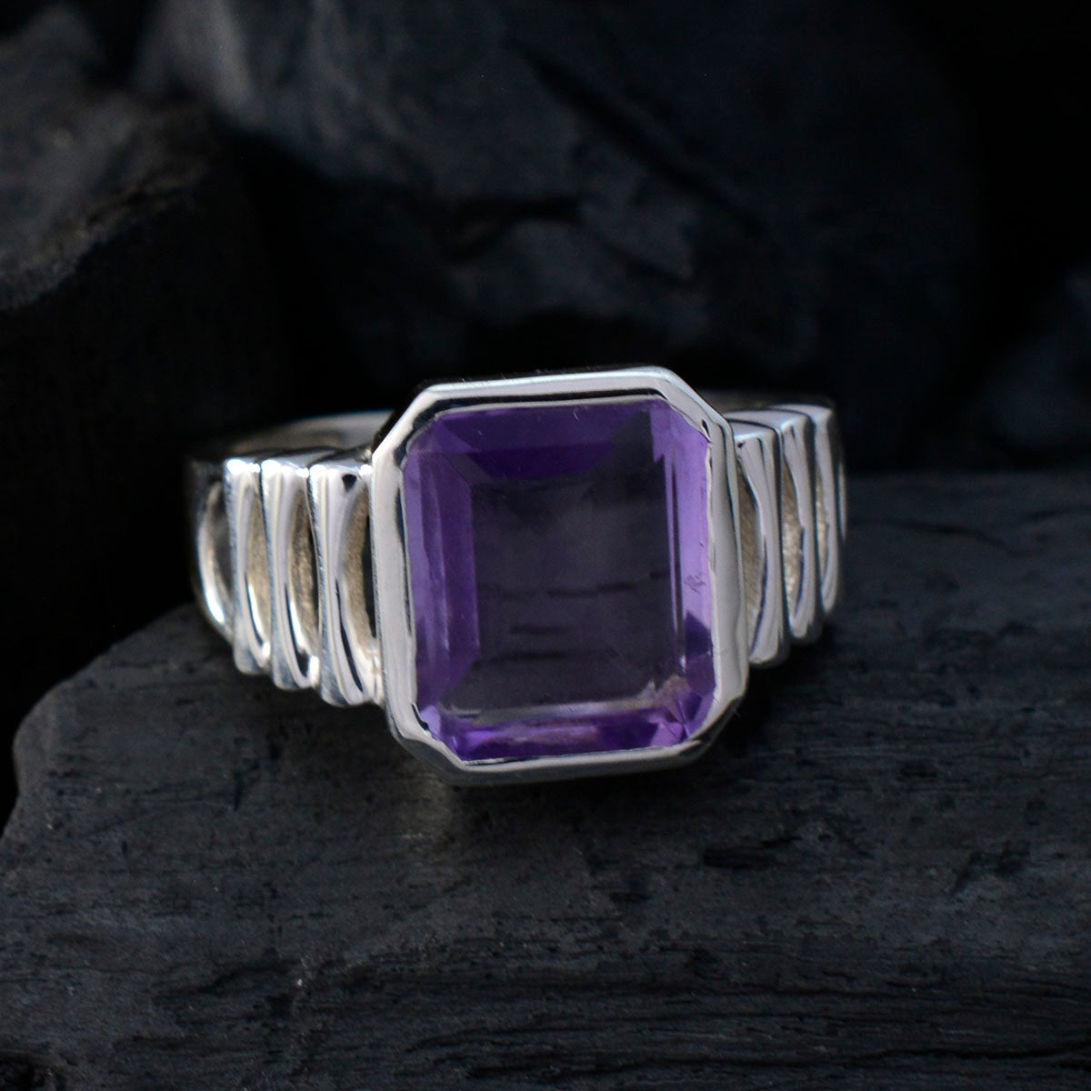 Florencia Signet Purple Solitaire Ring