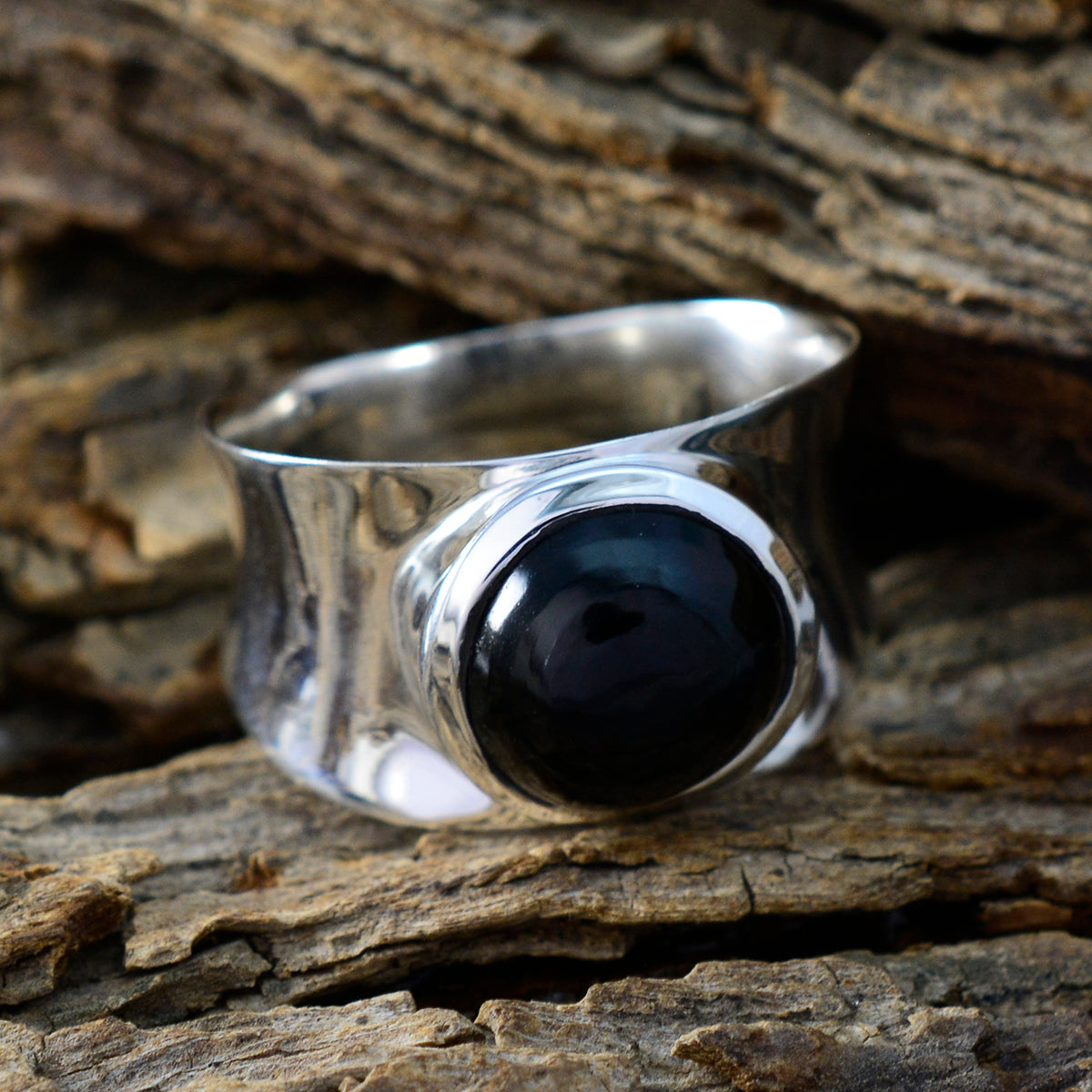Clara Armor Black Solitaire Band