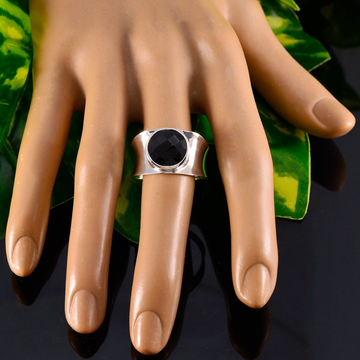 Eleanor Armor Black Solitaire Band