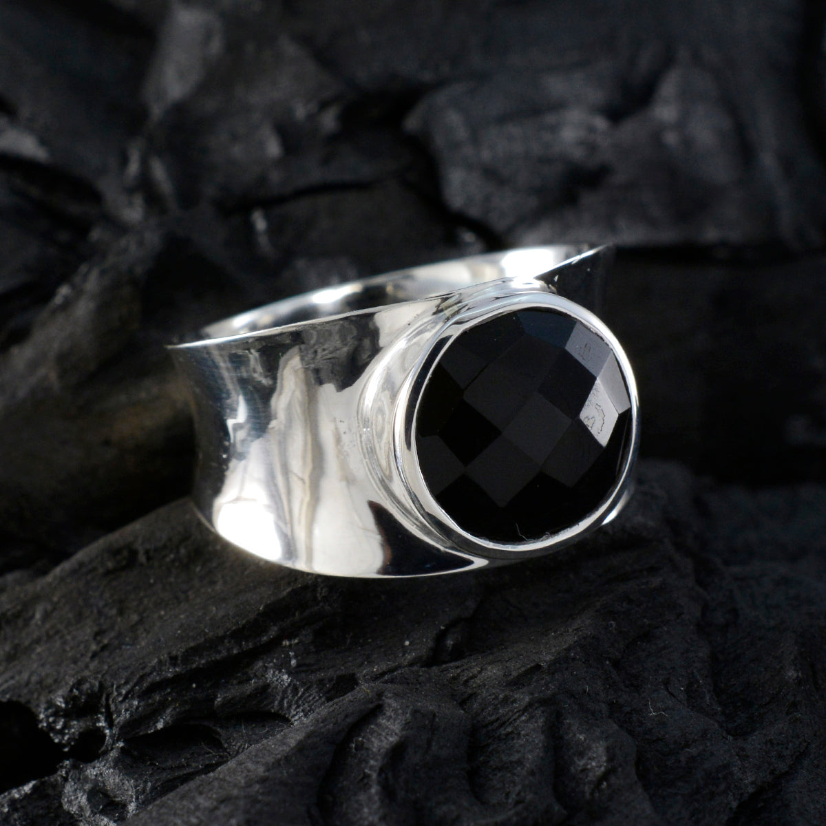 Eleanor Armor Black Solitaire Band