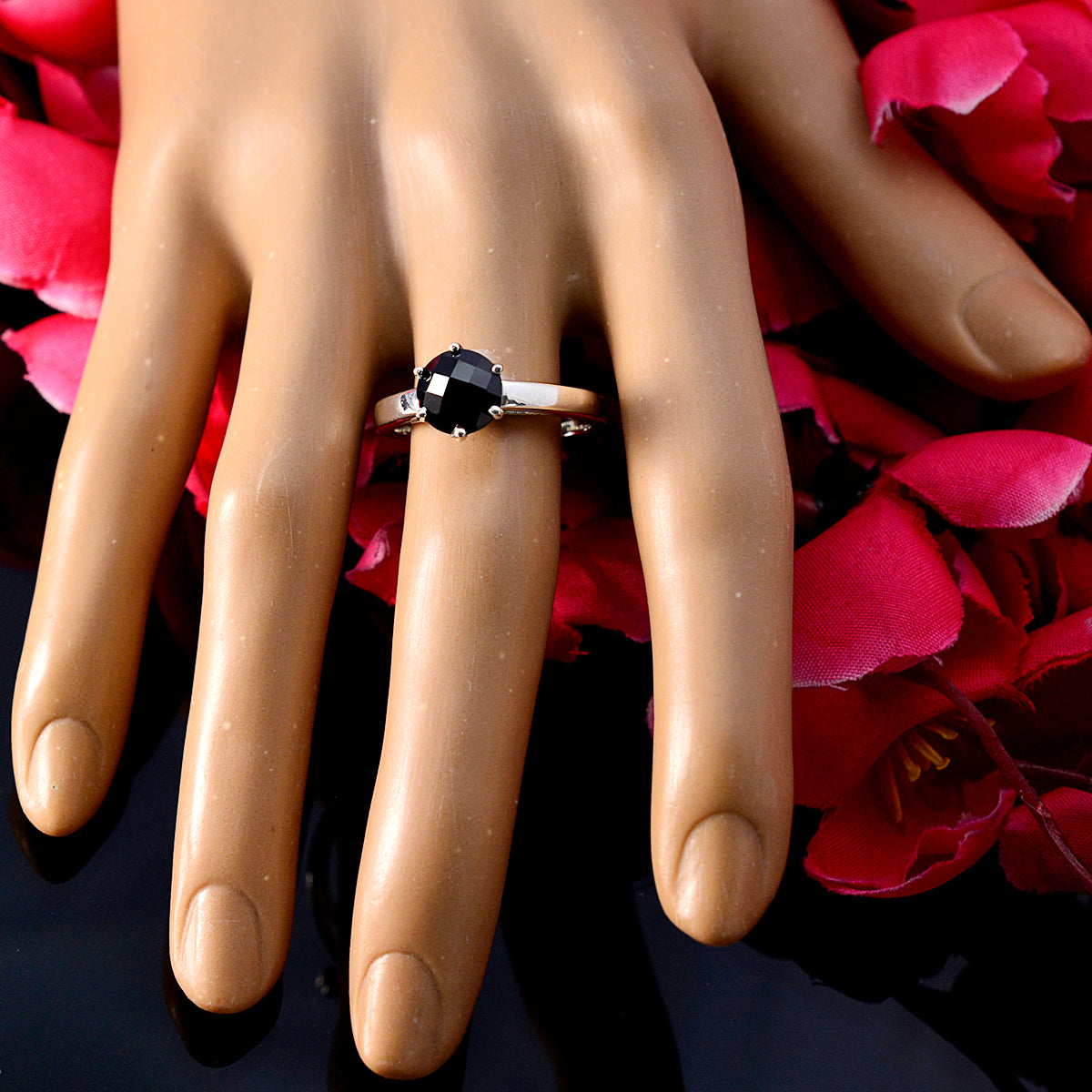 Chen Feminine Black Solitaire Ring