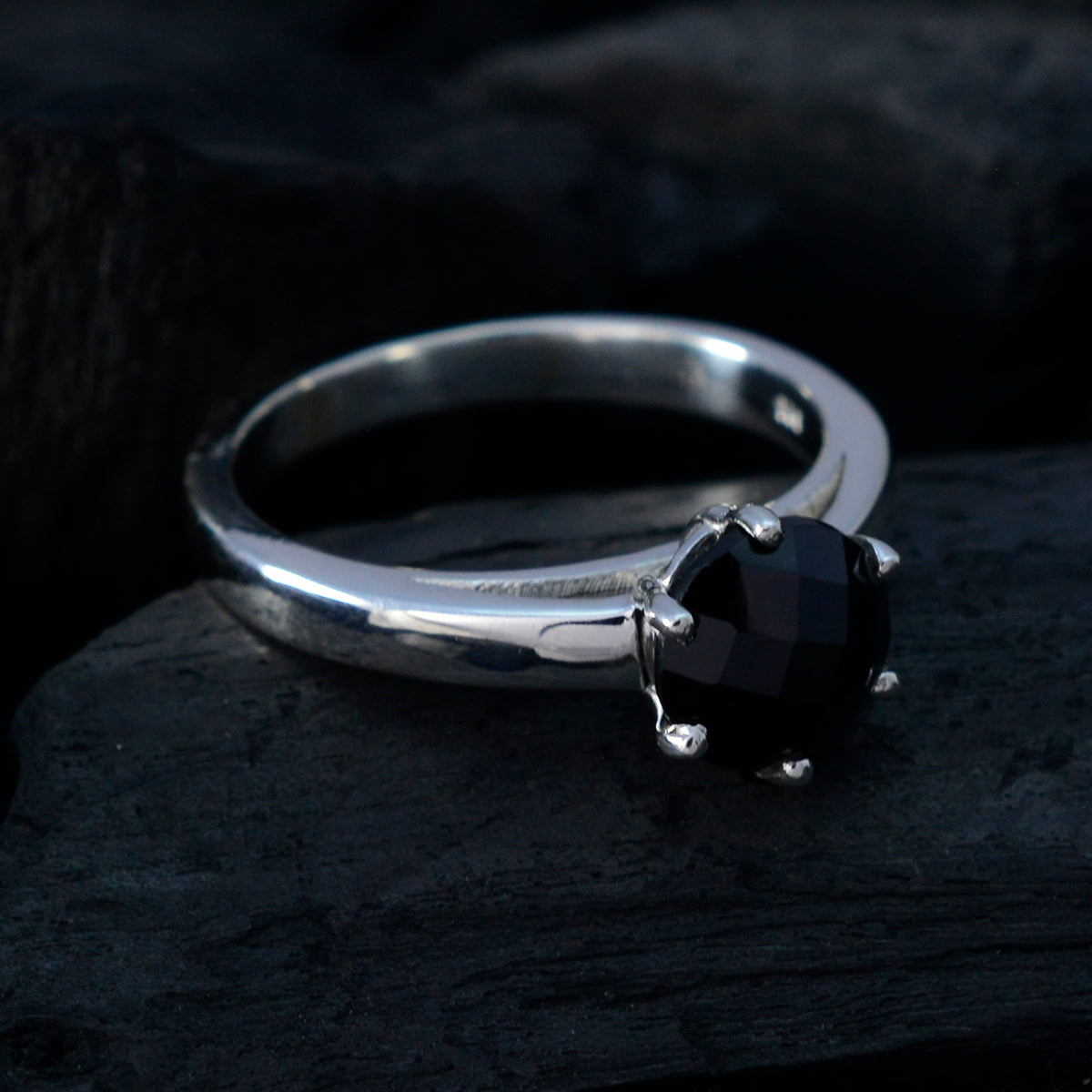 Chen Feminine Black Solitaire Ring