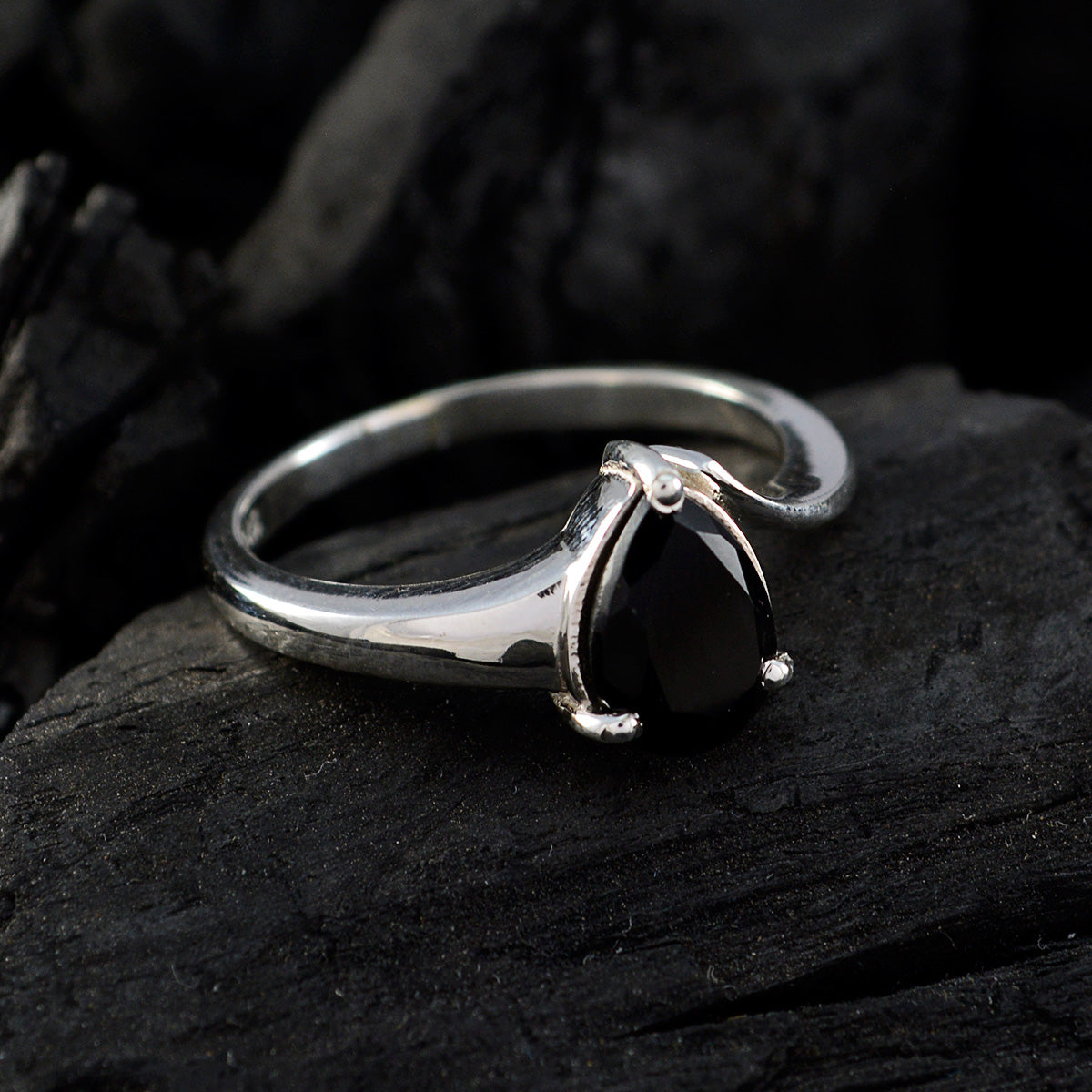 Siti Heart Black Solitaire Ring