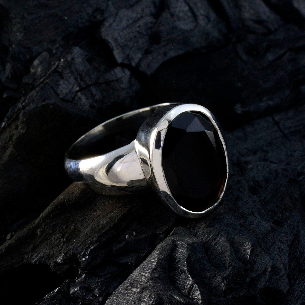 Meera Glamorous Black Solitaire Ring