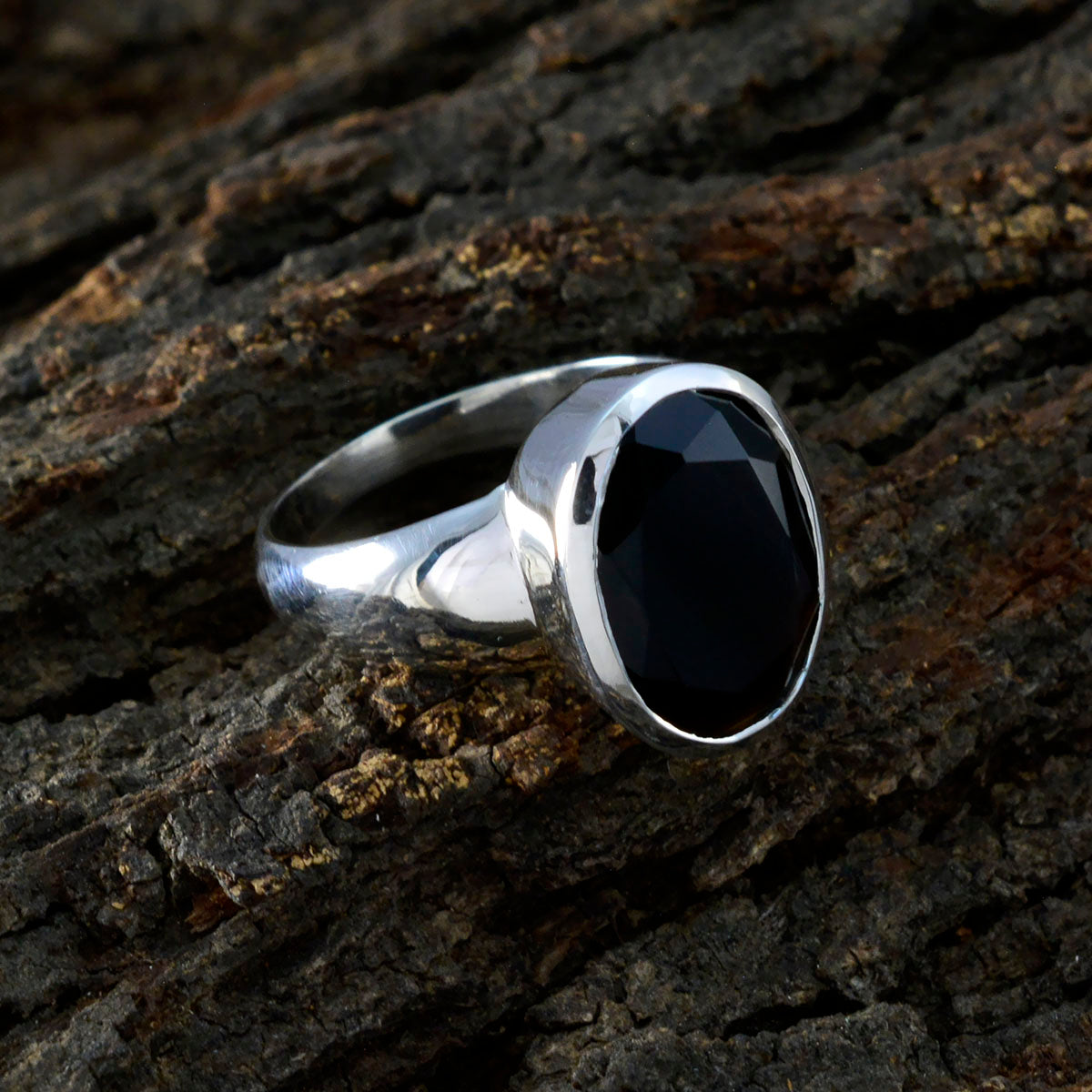 Meera Glamorous Black Solitaire Ring