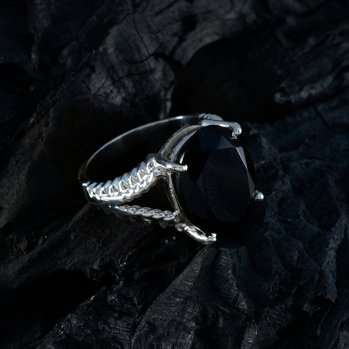 Scarlett Graceful Black Solitaire Ring