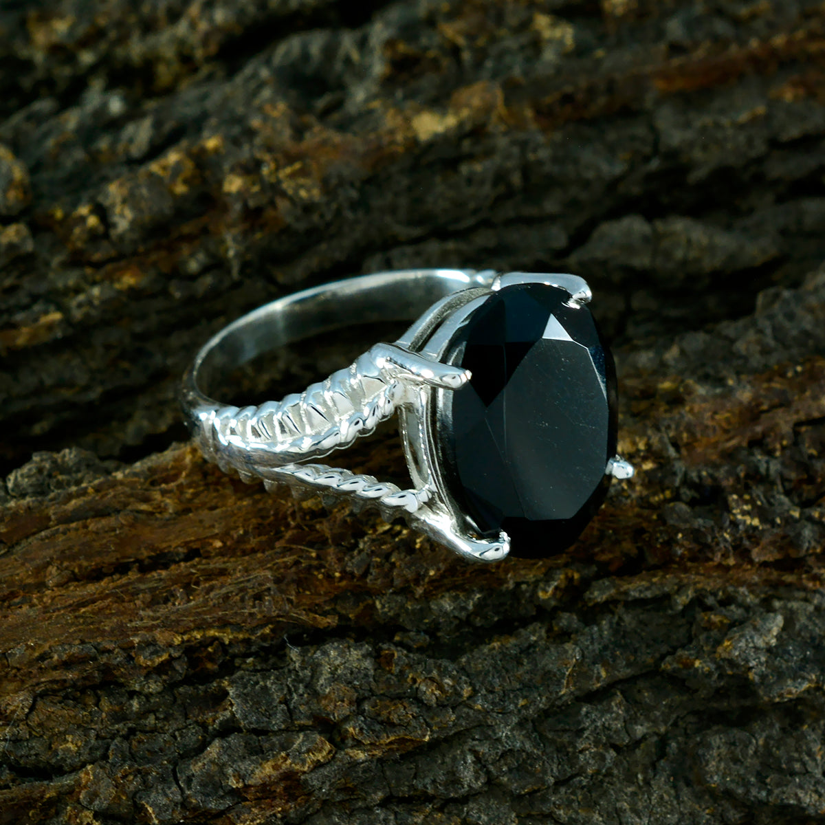 Scarlett Graceful Black Solitaire Ring