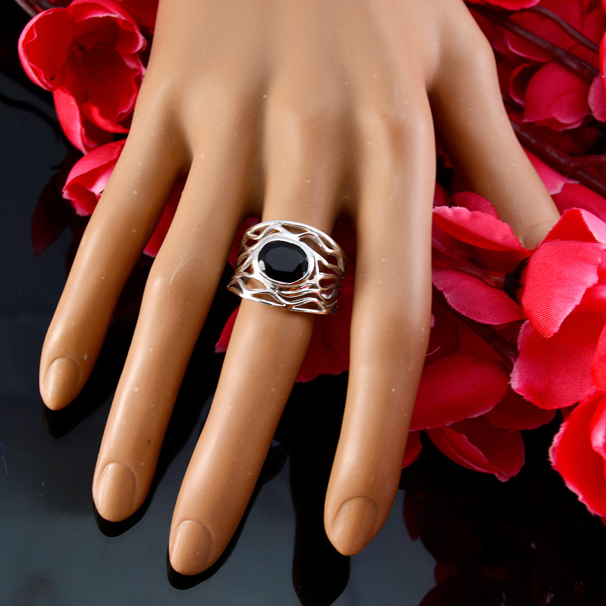 Saanvi Rope-Wire Black Solitaire Ring