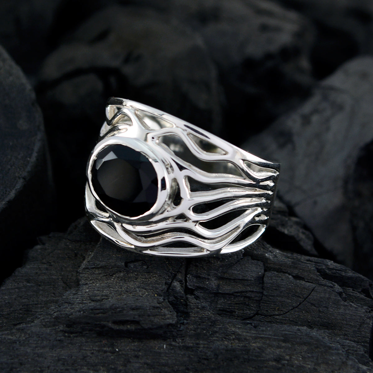 Saanvi Rope-Wire Black Solitaire Ring