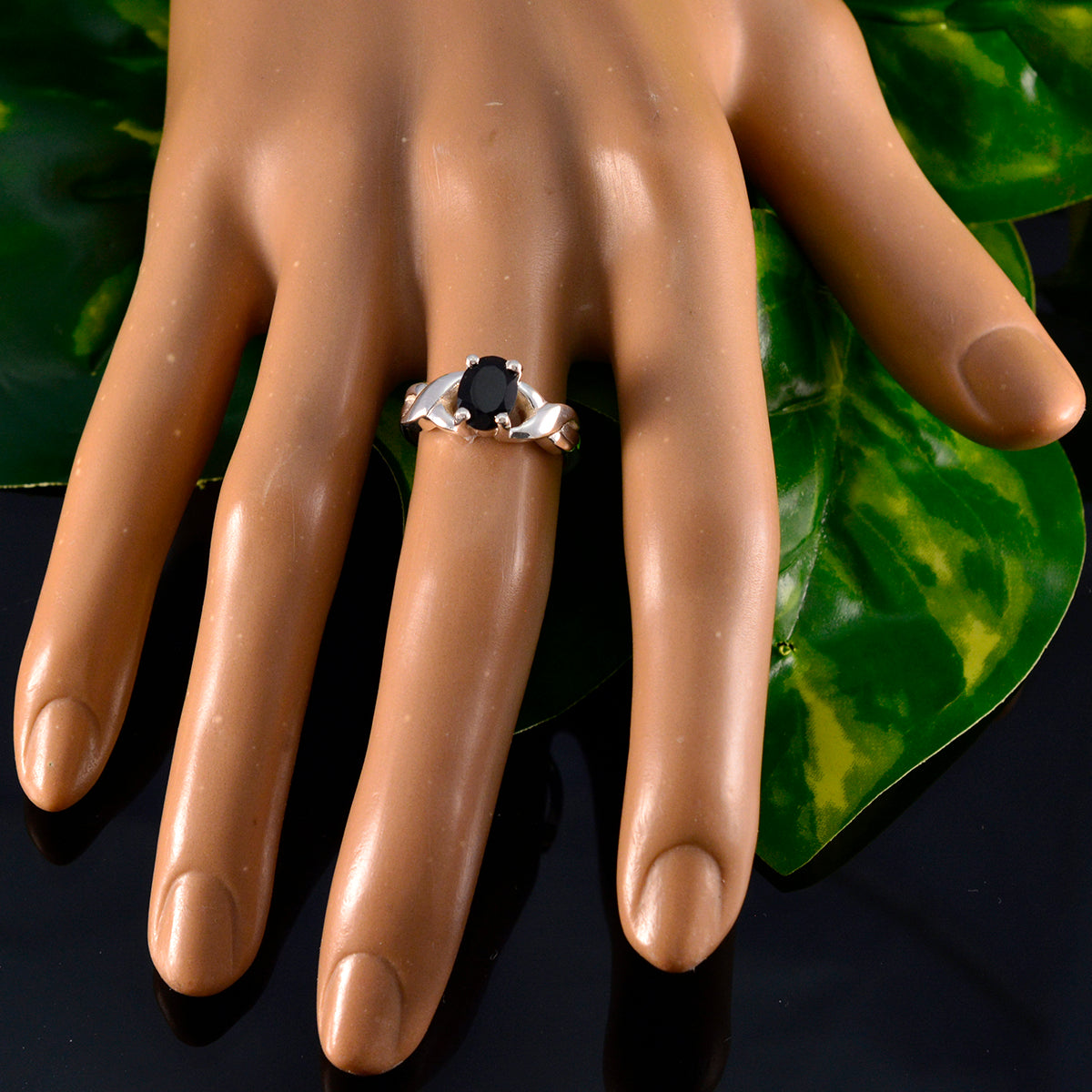 Hye-jin Modern Black Solitaire Ring