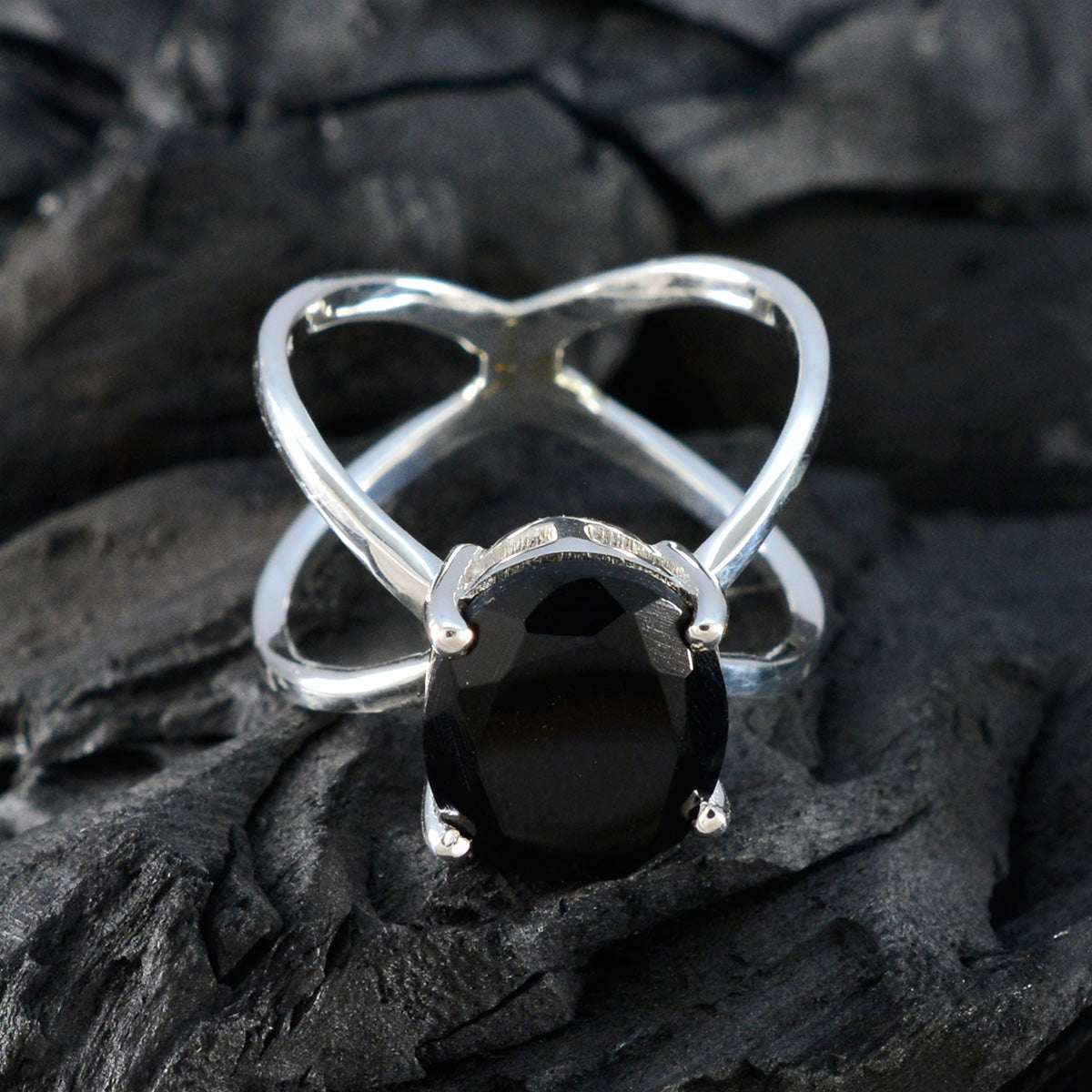 Lea Traditional Black Solitaire Ring