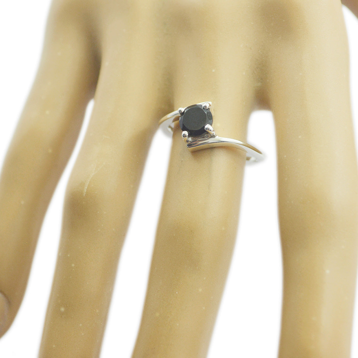 Ling Feminine Black Solitaire Ring