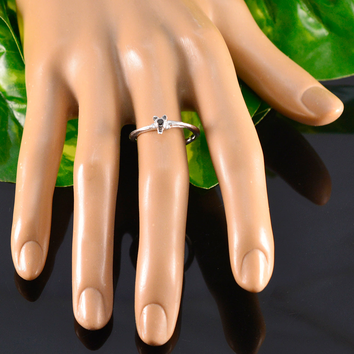 Alice Feminine Black Solitaire Ring