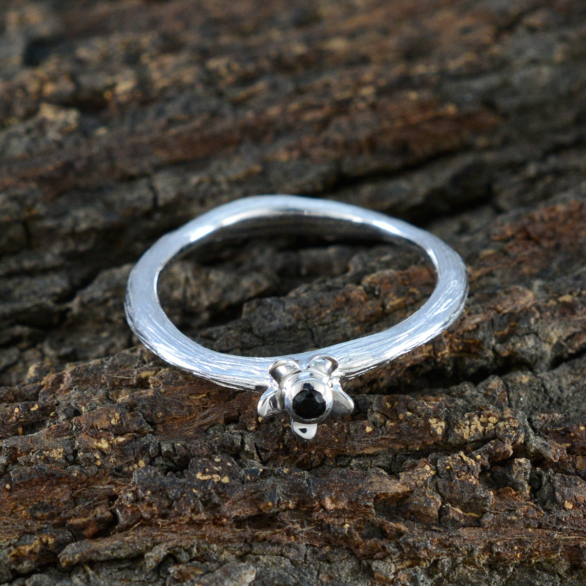 Alice Feminine Black Solitaire Ring